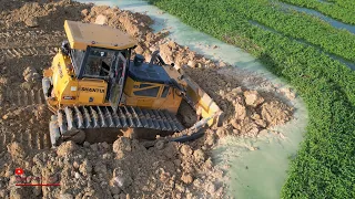 Wonderful Shantui Bulldozer Stronger Push Cutting Soils Water​ Dongfeng Trucks Spreading