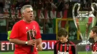 Carlo Ancelotti Canta ai festeggiamenti della vittoria del MILAN della Champions League 2007-