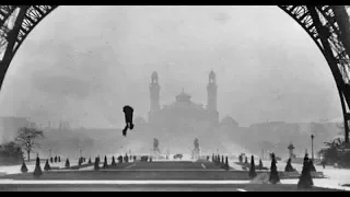 Un FOU saute de la Tour Eiffel (Paris, 1912) - Images CHOQUANTES