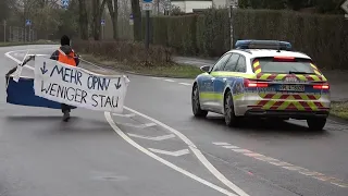 Polizei stoppt Klimaaktivisten mit Holzgestell