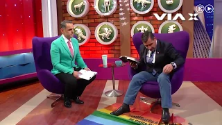 Un pastor evangélico pisa una bandera LGTB en televisión