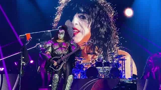 Kiss-love gun live 4K Lyon France 27/06/2023 The End of the Road World Tour, vue fosse, from the pit