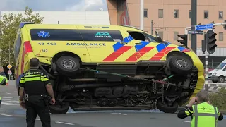 Ambulance 17-169 krijgt ongeval tijdens spoedrit op 's-Gravelandseweg in Schiedam
