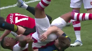 Scott Mctominay fights Gabriel