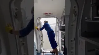 BOEING 737 - 800 DOOR CLOSING FLY UIACREW