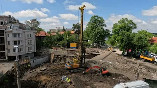 Drilling machine Bauer BG 24 in the initial phase of the building construction