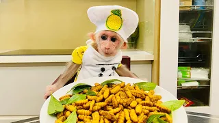 BiBi Monkey helps dad cook silkworm pupae, beer steamed shrimp and take care of kittens