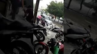 Chuva alagas ruas em Teresina e arrasta carro e motos na zona Sul
