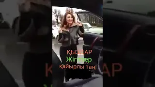 девушка красиво танцует