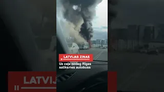 Uz ceļa nodeg Rīgas satiksmes autobuss