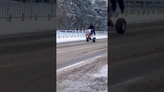 На задних колёсах на трайке из KAYO k1