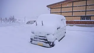 [CAR CAMPING в сильный снегопад] Провести зимнюю ночь в одиночестве в маленьком фургоне.