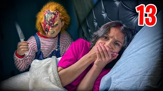 ¡¡EL MUÑECO CHUKY APARECE DETRÁS  DE LA HIJA del PAYASO RONALD