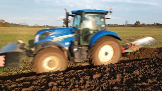 Ploughing With The New Holland T7.210 With A 5 Furrow KV