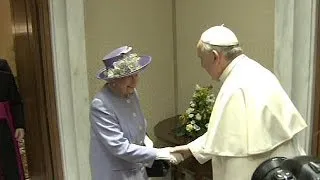 La Reina de Inglaterra ha visitado al papa Francisco por primera vez