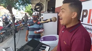 GILDENES ARAUJO CANTANDO UM FORRÓ DOS BOM NO CENTRO DE CRUZ NO CEARÁ