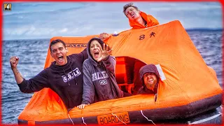 AUSGESETZT IM MEER! - Überleben auf Rettungsinsel mit 4 Personen | Survival Mattin