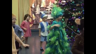 Ёлка Вика пляшет на новогоднем утреннике в детском саду