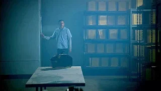 Майкл проникает в комнату хранения личных вещей заключенных. Побег