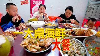表弟請吃飯，滿滿的一桌海鮮大餐，吃得真過癮 | A table full of seafood feast! It's really delicious