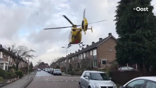 Traumahelikopter landt midden in woonwijk in Oldenzaal