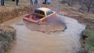 Toyota Hilux vs Mitsubishi L200 Off Road vs Deep Water and Mud Hole