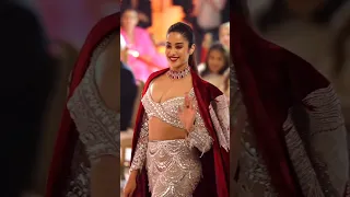 O My God...... Janhvi Kapoor beautiful 😍 Walk #viral #bollywood #shorts