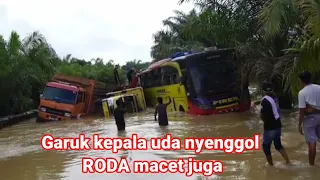 BUS PINEM TERJEBAK BANJIR SAMPAI RODA BELAKANG MACET TOTAL