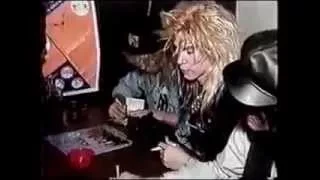 Cute Axl Rose remembers fans ( every detail! )