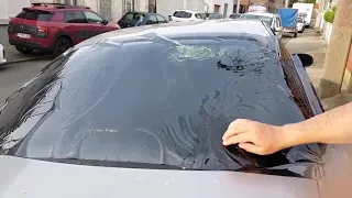 Клею пленку на заднее стекло автомобиля