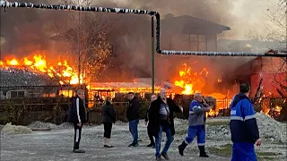 БОЛЬШОЙ ПОЖАР В ЦЕНТРЕ ГЕЛЕНДЖИКА. ГОРЯТ ДОМА... 17.11.2021