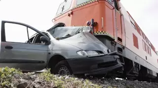 Was passiert, wenn ein Zug mit einem Auto zusammenstößt