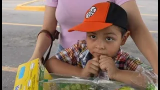 Millonario le cambia la vida a niño de la calle que su padre lo abandono por dinero 😭