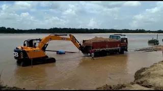 20ton excavator pushing sand loaded truck out of water and in iron ore application