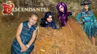 DESCENDANTS 2  Assistant Hunts for Mal and Evie Toys