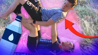 МОЖНО ЛИ ПОДКИНУТЬ БУТЫЛКУ В ПОЗАХ ЙОГА Челлендж!? BOTTLE FLIP YOGA CHALLENGE