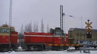 Finnish freight train 3365 passed Konttien kuormausalue level crossing