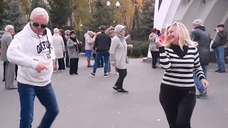 УКРАДУ ТЕБЯ Я ПОД ЛУНОЮ!👍💃🕺/ТАНЦЫ В ПАРКЕ ГОРЬКОГО ХАРЬКОВ ОКТЯБРЬ 2021