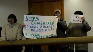 "АРТЕМ - НАШ МЕР !" скандувала громада... і тільки 2 людини "творили" зворотнє