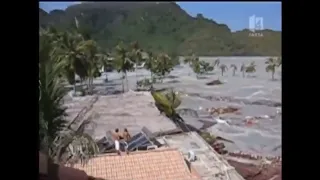 Tsunami Hits Koh Phi Phi, Thailand at 26 december 2004 (vídeo by Sweden)