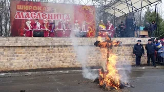 В Клинцах на Масленицу сожгли чучело Зимы (фрагмент мероприятия - живое видео с камеры).