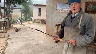 Manuel tiene 88 años y sigue trabajando en los Cerros de Tafí del Valle, Tucumán, Argentina.