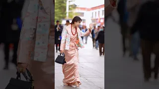 Meet cute little Tibetan sister on the streets of Lhasa