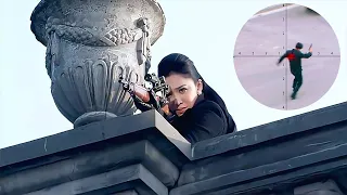 A beautiful sniper lurks on the roof of a building, scares the enemy away with a headshot!