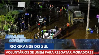 Voluntários se unem para resgatar moradores ilhados no RS