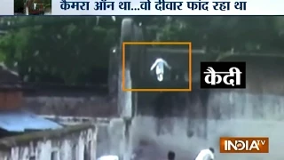 Murder Convict's Jail Break Attempt Caught on Camera - India TV