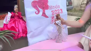 DESFILE DE MODA DE MUÑECAS BARBIES 2023 CON VESTIDOS ELEGANTES / JUGAMOS A CERTAMEN DE BELLEZA