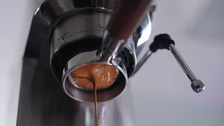 DeLonghi Dedica EC685 Bottomless portafilter espresso extraction.