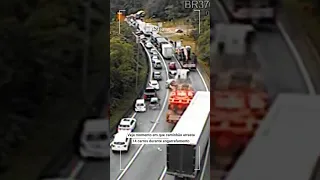 Veja momento em que caminhão arrasta 14 carros durante engarrafamento