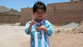 Маленький шанувальник Мессі змушений тікати з Афганістану